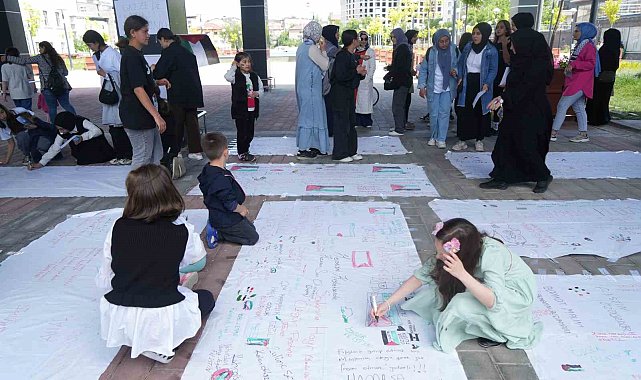 Filistin için bir araya gelen kadınlar ve çocuklar duygularını beyaz çarşaflara yazdı