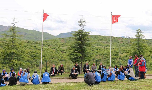 Gençler 33 şehidin anıtına karanfil bıraktı