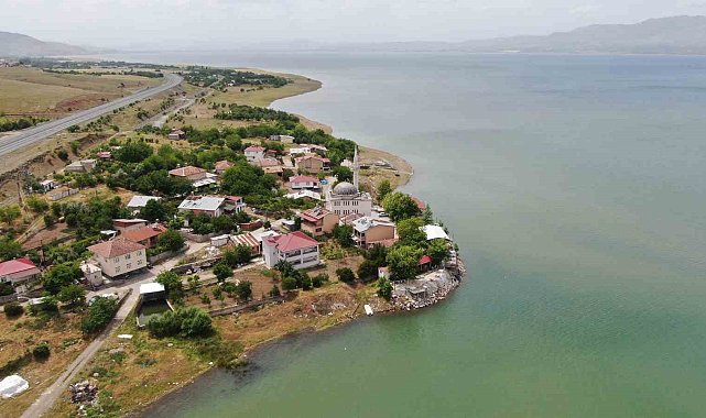 Görenlerin hayran kaldığı köy yağışlarla eski güzelliğine kavuştu