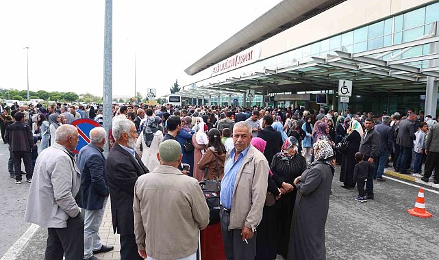 Hacı adaylarını binlerce kişi uğurladı