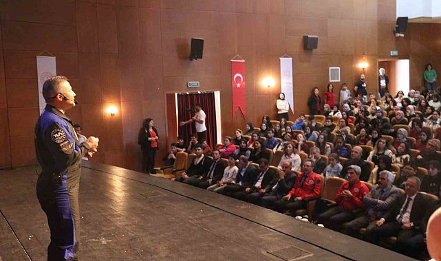 İlk Türk astronot Alper Gezeravcı öğrencilerle buluştu