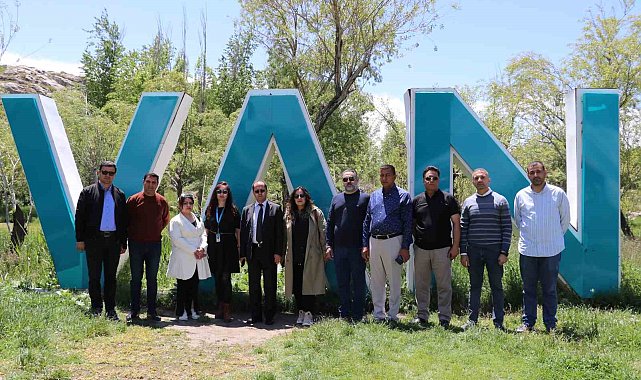 Iraklı turistler Van'ın tarihi ve turistik yerlerini gezdi