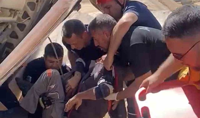 Kamyon devrildi, sıkışan sürücü ekipler tarafından çıkartıldı