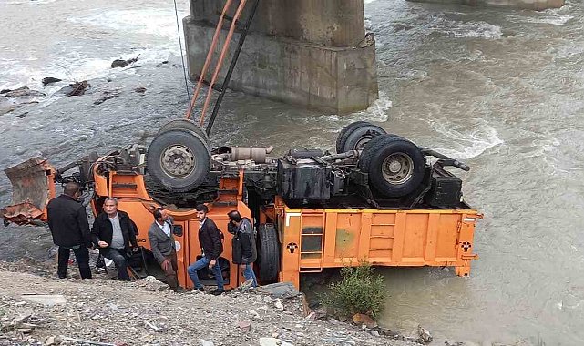 Karayollarının iş makinesi Zap Suyu'na yuvarlandı: 3 yaralı