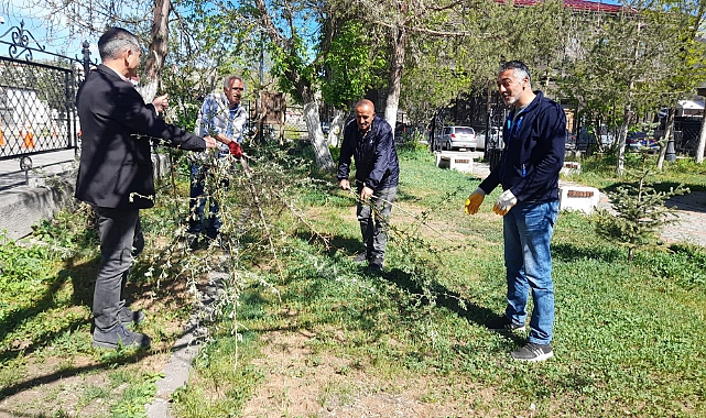 Kars Belediyesi park ve bahçe çalışmalarına devam ediyor
