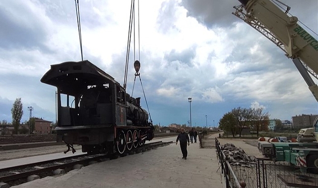 Kars'ın sembolü buharlı Kara Tren yeni yerine taşındı