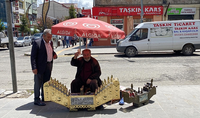 Kars’ta 40 yıllık ayakkabı boyacısına jest