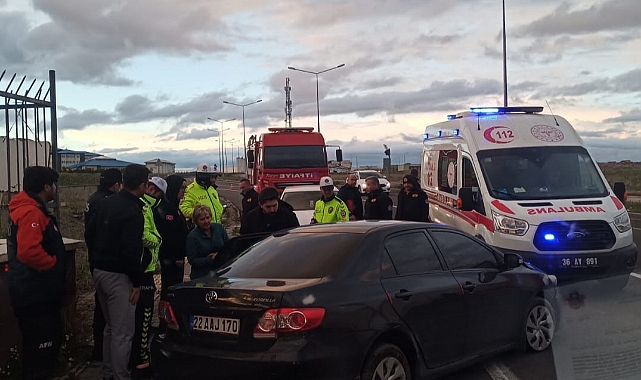 Kars'ta bahçe duvarına çarpan otomobildeki anne ve 2 çocuğu yaralandı