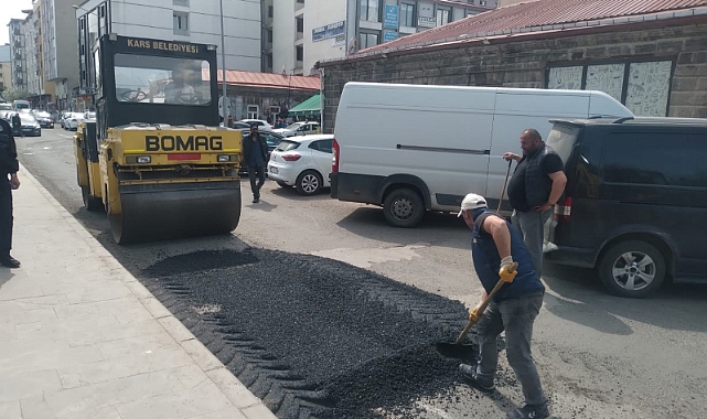 Kars’ta bozuk yollara yama yapılıyor