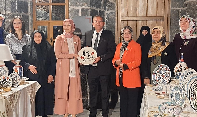 Kars'ta çini sergisi göz kamaştırdı