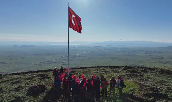 Kars'ta dağcılar 19 Mayıs'ı Yahni Dağı'nın zirvesinde kutladı