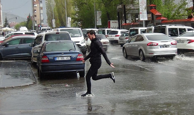 Kars'ta caddeler göle döndü