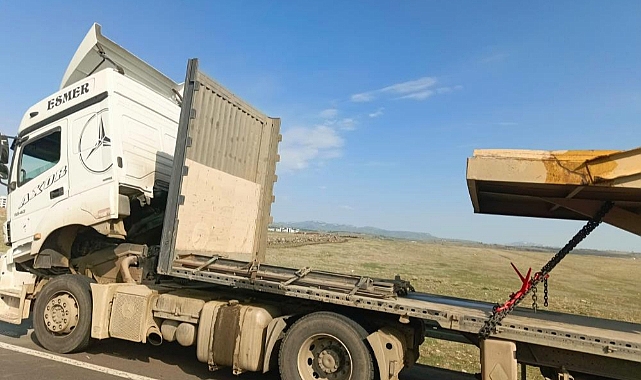 Kars'ta seyir halindeki tır alev aldı