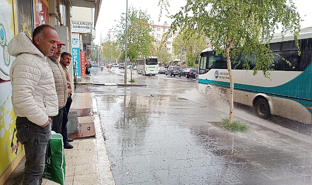 Kars'ta şiddetli yağmur hayatı felç etti