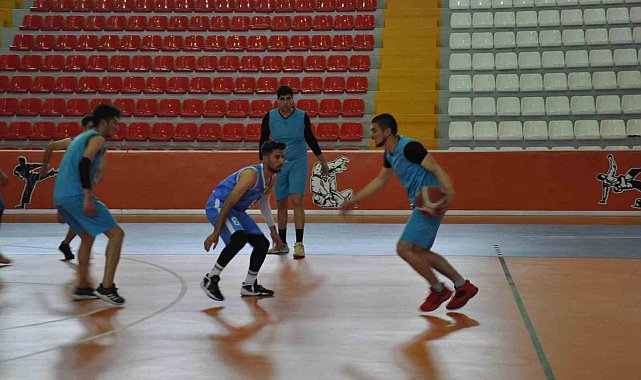 Kars'ta İller Arası Basketbol Turnuvası nefesleri kesiyor