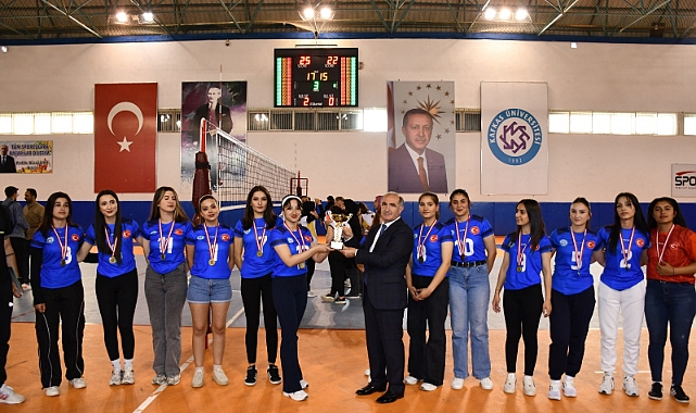 KAÜ'de spor şenlikleri ödül töreni yapıldı