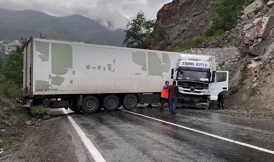 Kayan tırın kapattığı Artvin-Ardahan kara yolu ulaşıma açıldı