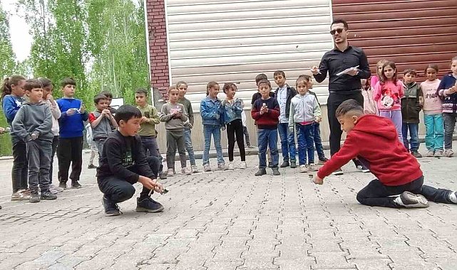 Köy çocukları kendi yaptıkları topaçlarla yarıştı
