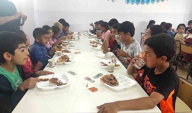Köy okulunda pizza etkinliği