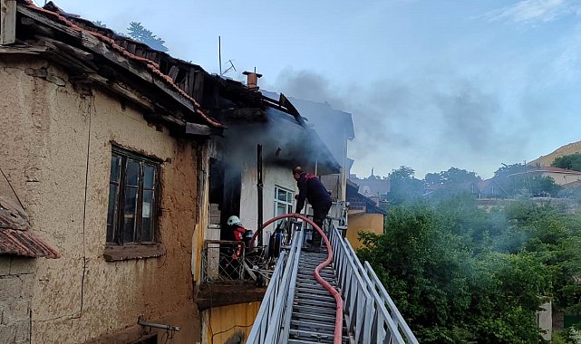 Malatya'da ev yangını, 2 kişi dumandan etkilendi