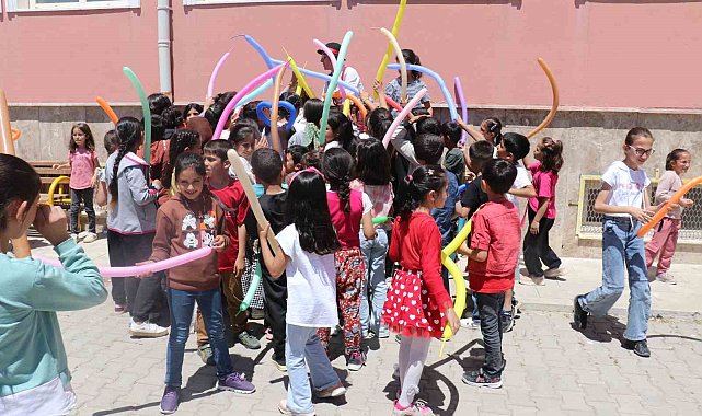 Malatya'da okul okul gezip öğrencileri eğlendiriyorlar