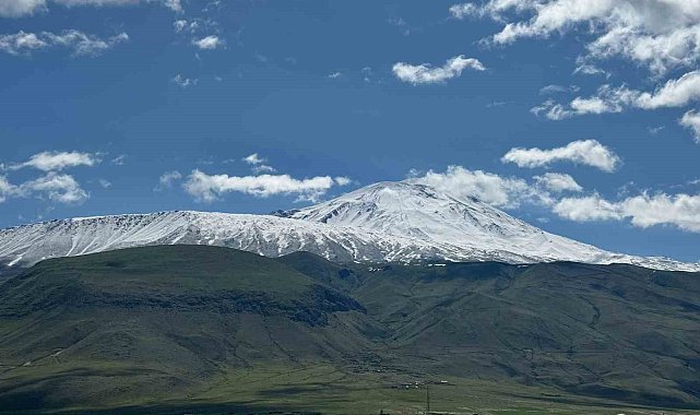 Mayıs ayında Ağrı Dağı'na kar yağdı