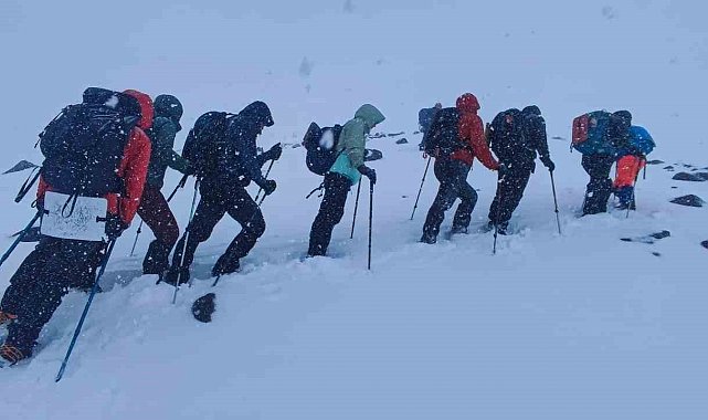 Mayıs ortasında Ağrı Dağı'na çıkan dağcılara kar sürprizi