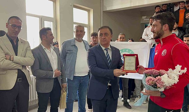 Milli boksör Erdemir, okulunda sevgiyle karşılandı