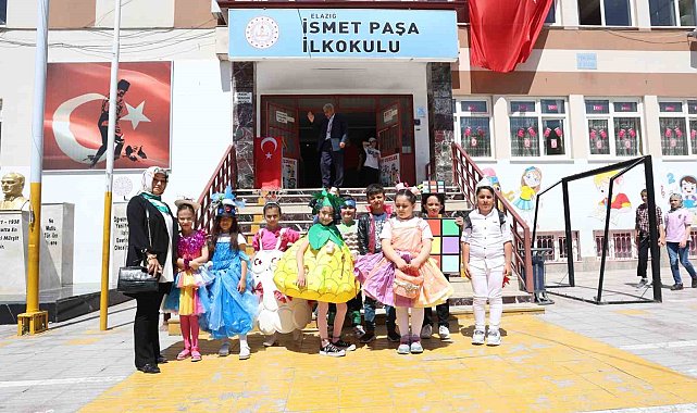 Minik öğrencilerden 'sıfır atık' defilesi
