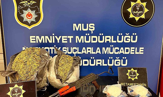 Muş'ta iki araçta silah ve uyuşturucu ele geçirildi