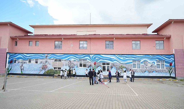 Muşlu öğrenciler okullarının duvarlarını sanat eserine dönüştürdüler