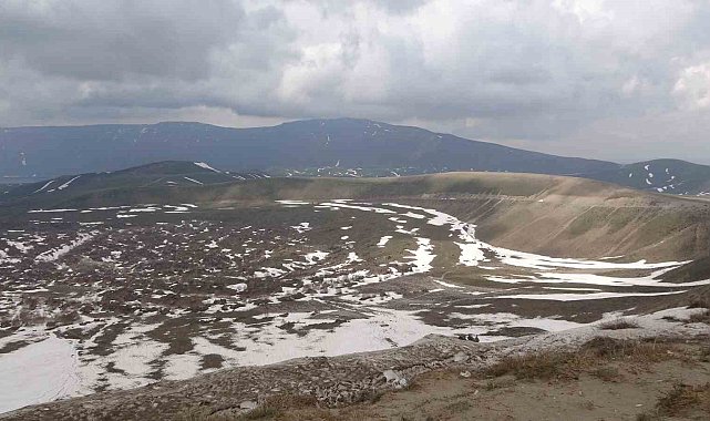 Nemrut Krater Gölü'nde iki mevsim bir arada yaşanıyor