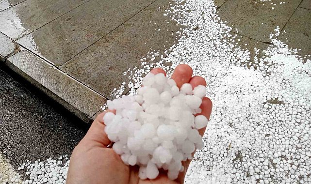 Oltu'da dolu yağışı etkili oldu