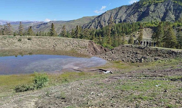 Oltu'da gölet taştı, bahçe ve araziler sular altında kaldı