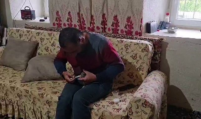 Ormanda bulduğu yavru tavşanı şırıngayla besliyor