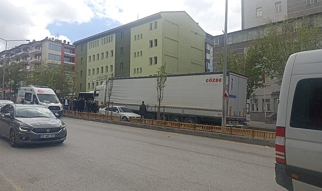 Otomobil karşı şeride geçerek tır ile çarpıştı