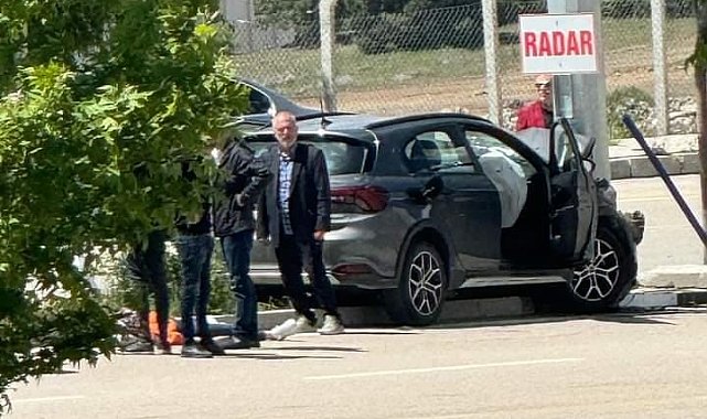 Otomobili direğe çaptı: 1 yaralı