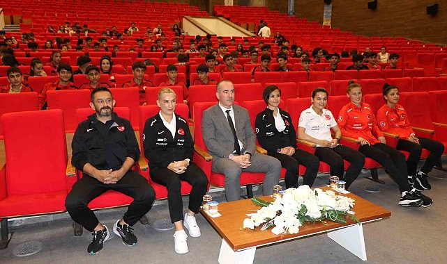 "Türkiye'de Kadın Futbolunun Gelişimi ve Sunduğu Fırsatlar" paneli düzenlendi