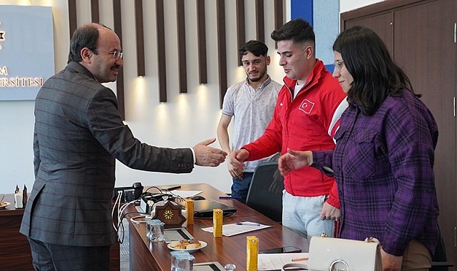 Rektör Çakmak özel gereksinimli öğrencilerle buluştu