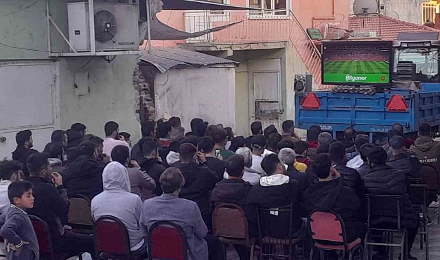 Römork üzerine kurulan televizyondan derbiyi izlediler