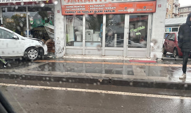 Sağanak yağmur, trafik kazasını beraberinde getirdi