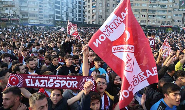Şampiyonlar Ligi maçını aratmayan atmosfer, binlerce kişi bu maça kilitlendi