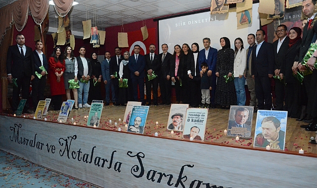 Sarıkamış'ta öğretmenler şiir ve müzik dinletisi sundu