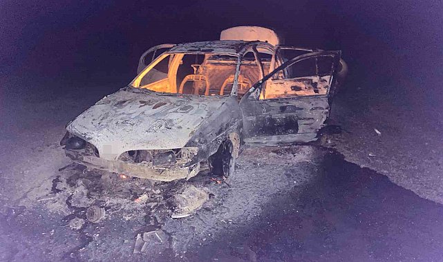 Seyir halindeki otomobil alev aldı, 4 kişi son anda kurtuldu