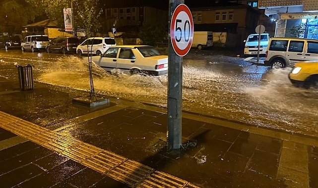 Şiddetli yağmur İnönü Caddesindeki logar kapaklarını kaldırdı