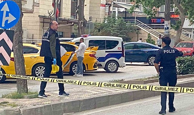 Silahlı kavgada yoldan geçen kadın kurşunların hedefi oldu