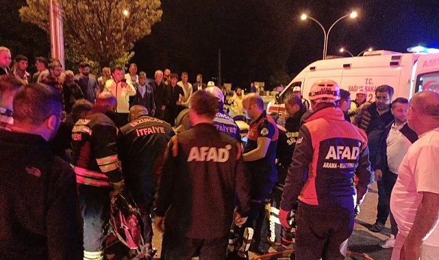 Takla atan otomobilde sıkışan 2 kişi kurtarıldı