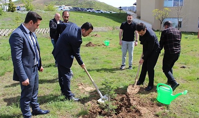 Tatvan Devlet Hastanesi bahçesinde fidan dikme etkinliği