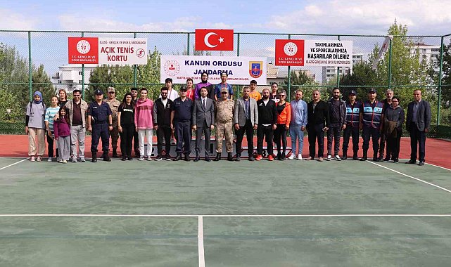 Tenis turnuvasında derece girenlere ödülleri verildi