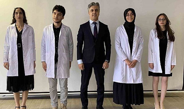 Tıp Fakültesi dönem birincisi öğrencilerine önlük giyme töreni düzenlendi